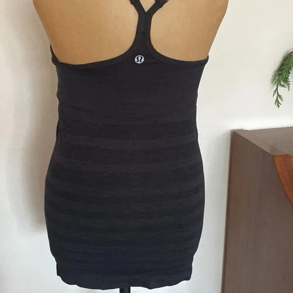 Lululemon Power Y tank black sz 6 great pre owned condition - Picture 3 of 3